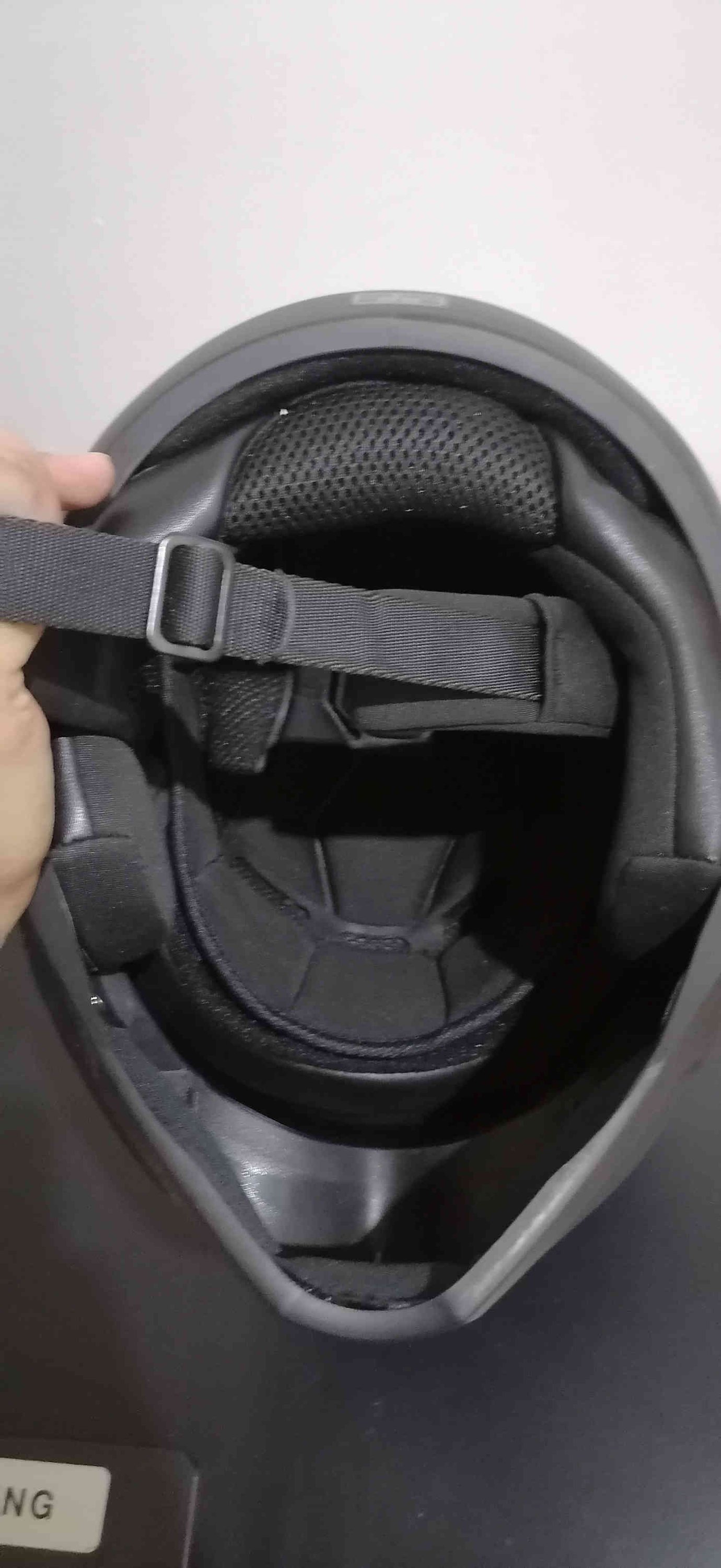 خوذه باله بهذا الشكل الروعه والجمال حجم لارج مكاني بغداد عامريه *********** الشراي يتصل ويوجد واتس اب ايضا
