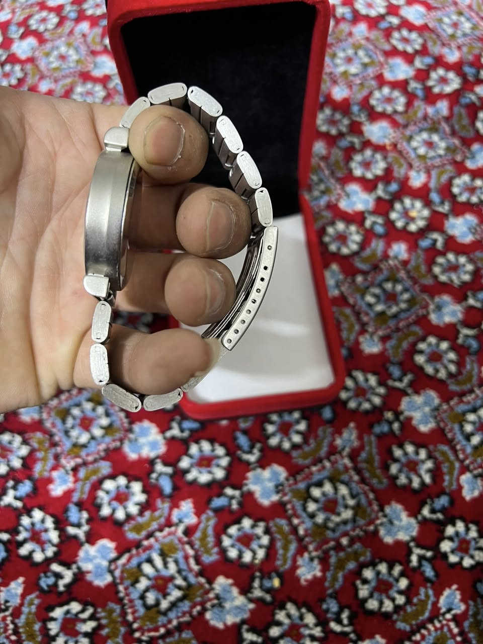 سلام عليكم ساعه للبيع  مكاني بغداد حي اور متوفر تلفون او واتساب ***********
