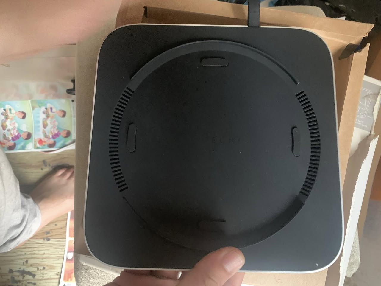 هذا الجهاز للي يخدمه ينطينه بي سعر قاعدة + موزع منافذ + مكان لتركيب SSD داخلي (NVMe)

يعني 3 وظائف بجهاز واحد
🧱 1. ستاند (قاعدة)
 • تحط فوقه جهازك مثل Mac Mini
 • يرفعه عن الأرض حتى:
 • يبرد أحسن ❄️
🔌 2. Hub (زيادة منافذ)
مثل ما شفنا:
 • USB (3 منافذ)
 • USB-C
 • مدخل SD / microSD
 • سماعة 🎧
🔸 مفيد إذا جهازك منافذه قليل
💾 3. مكان SSD داخلي (الميزة المهمة)

من الأسفل (الغطاء اللي بالصورة):
 • تفتح الغطاء
 • تركّب SSD نوع NVMe
 • يصير عندك مساحة تخزين إضافية سريعة جدًا

💡 يعني بدل هارد خارجي، يكون مخفي داخل القاعد


**إذا كنت صاحب هذا الإعلان وتريد حذفه لأي سبب، رجاءا أرسل رسالة إلى الدعم الفني**