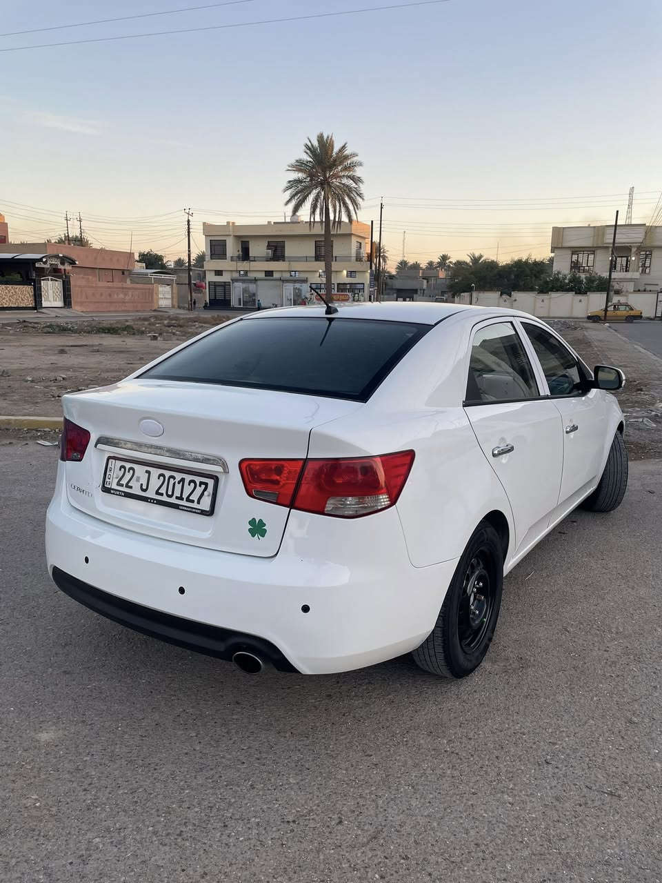 سيراتو 2012 رقم شمالي بأسم كردي تحويل اووكاله
ماشيه 125 الف كيلو شرط الفحص خليجي
1600 مكينه مكفوله ممفتوح نهائيا كير مكفول
سياره بيه قطعه جاملغ امامي فقط بدون دواخل 
 
السونار موجود بل منشور اي نقصه مابيه 

مواصفات 
مري شفط 
دشبول جلد كلش نادر الجلد 
صالنصه شكل رياضي بلاديه 
سنتر لوك بلادي 

سعر 110 بيه مجال بسيط 
مكاني بغداد المدائن قرب مرقد سلمان المحمدي
 هـ ***********
