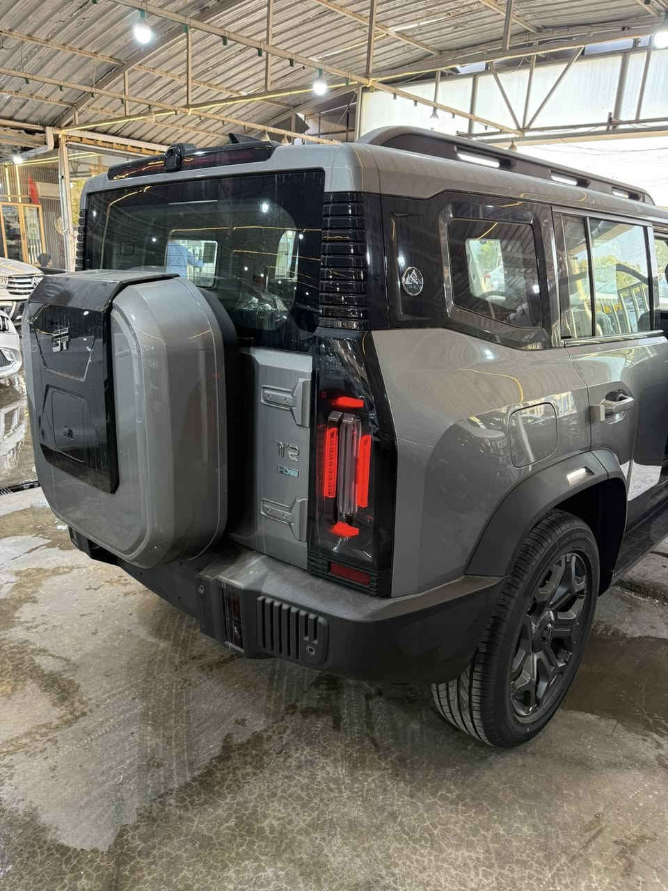 🔥 وصلت حديثاً – جيتور T2 Plug-in Hybrid Luxury 2026 🔥

المفقودة والنادرة والمميزة

وارد خليجي  ضمان هارلم 

الداخل زيتوني احزمة اورنج 

عيش تجربة القوة والفخامة مع أحدث إصدار من جيتور الهجينة 🔋⚡

🚘 جيتور T2 1.5L Plug-in Hybrid Luxury✅ 

موديل 2026 – صفر كيلو

⚙️ المواصفات الفنية:🔹 محرك 1.5 تيربو + 

محرك كهربائي🔹 قوة إجمالية 380 حصان🔹 عزم 610 نيوتن متر🔹 ناقل حركة Hybrid 3DHT🔹 مدى يصل حتى 1100 كم🔹 استهلاك اقتصادي 6.3 لتر / 100 كم

✨ أبرز المواصفات:✔️ سقف بانوراما✔️ شاشة 15.6 إنش✔️ كاميرات 540°✔️ نظام قيادة شبه ذاتية✔️ رادار وكبح طوارئ✔️ نظام صوتي Sony – 12 سماعة✔️ مقاعد جلد كهربائية ومبردة✔️ شاحن لاسلكي سريع✔️ إنارة محيطية متعددة الألوان✔️ بصمة وتشغيل عن بعد✔️ صندوق كهربائي شفط✔️ جنوط 20 إنش

🛡️ الضمان:✔️ 6 سنوات مفتوح الكيلومترات✔️ ضمان محرك 10 سنوات أو 1,000,000 كم✔️ ضمان بطارية 8 سنوات أو 150,000 كم

للاستفسار اكتر الرجاء الاتصال احنا بخدمتك 

☎️***********
☎️***********
☎️***********

#معرض_الفرقان_لتجارة_السيارات
#بغداد_الكريعات_نهاية_شارع_الوقف
