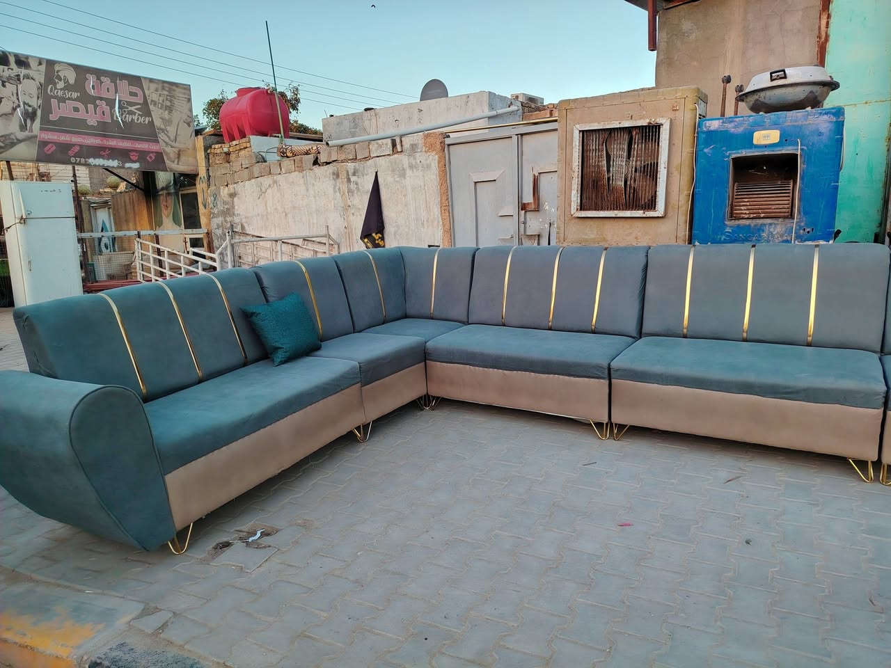 تخم ديوان تسكام نظيف وجاهز يتكون من 8 قطع 18 نفر 
رجلين حديد قويات جدا مع كوشات.. السعر 300 وبيه مجال 
 المكان نجف حي العسكري كبل شارع السبسيس قرب السوق المحضر للستفسار ***********
