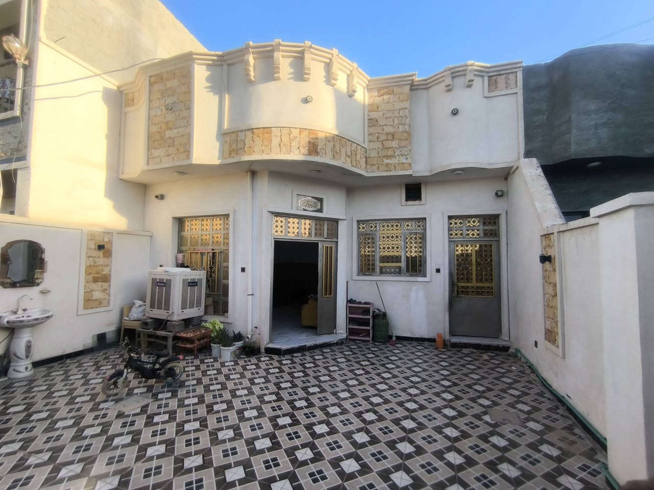 السلام عليكم
مشتمل للبيع 
الموقع حي الزهور 
السماحه 150 م
يحتوي ع 
غرفه + استقبال +ديوانيه+مطبـخ 
خدمات كالمه +كراج واسع 
بناء بلوك 
السعر 60 وبي مجال 
مسحوب علي اسكان 
والدفع يكون ع البايع 
مع كافه الضمانات 

للاستفسار الاتصال ع الرقم التالي 

  هـ ***********
