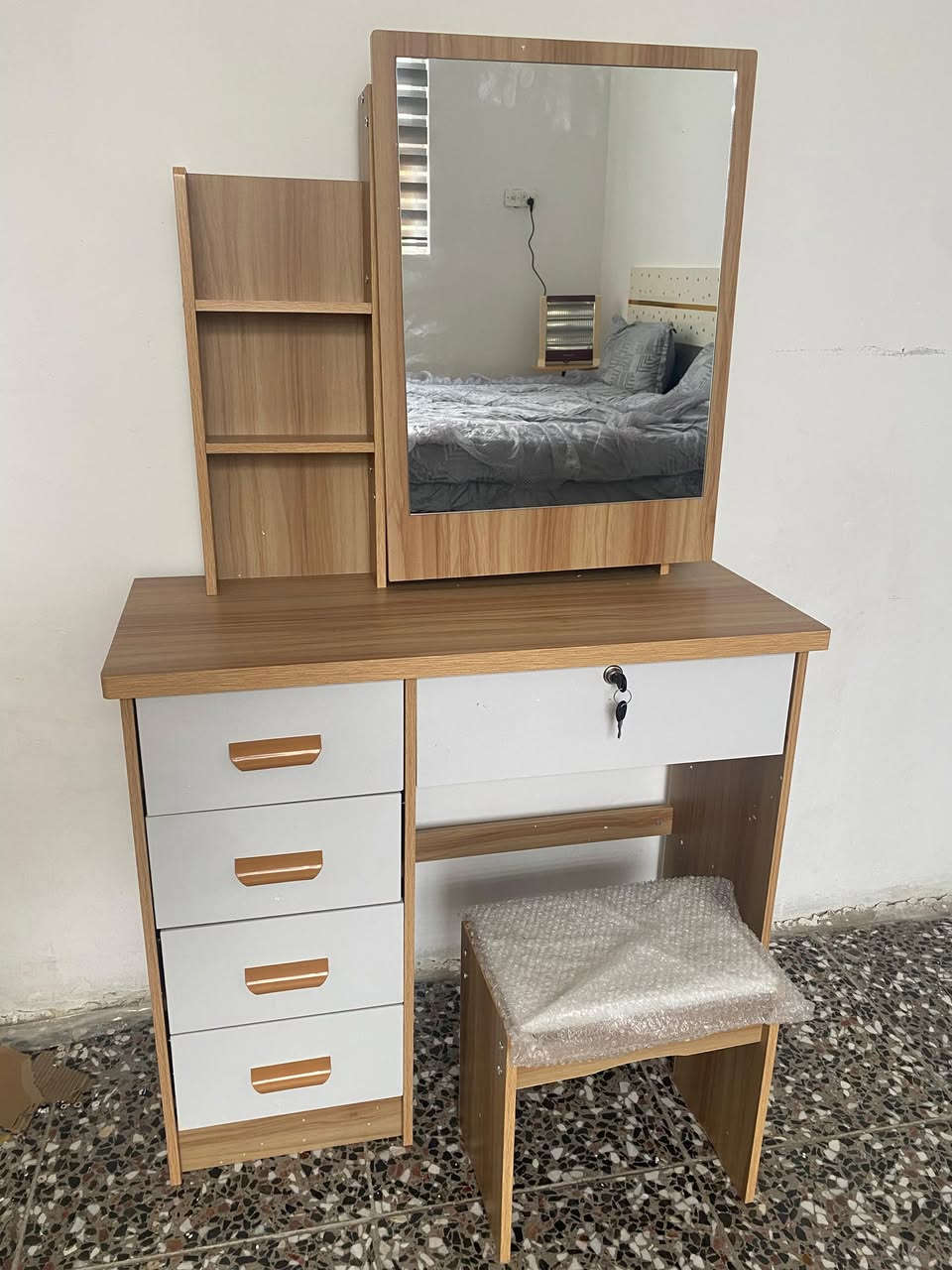 السلام عليكم ميز مراية ما مستخدم بس مجرد شادينه السعر ٩٠ الف وبيه مجال    للشراي مو شراي لا تراسل للتواصل على الرقم 

0776 710 5542
