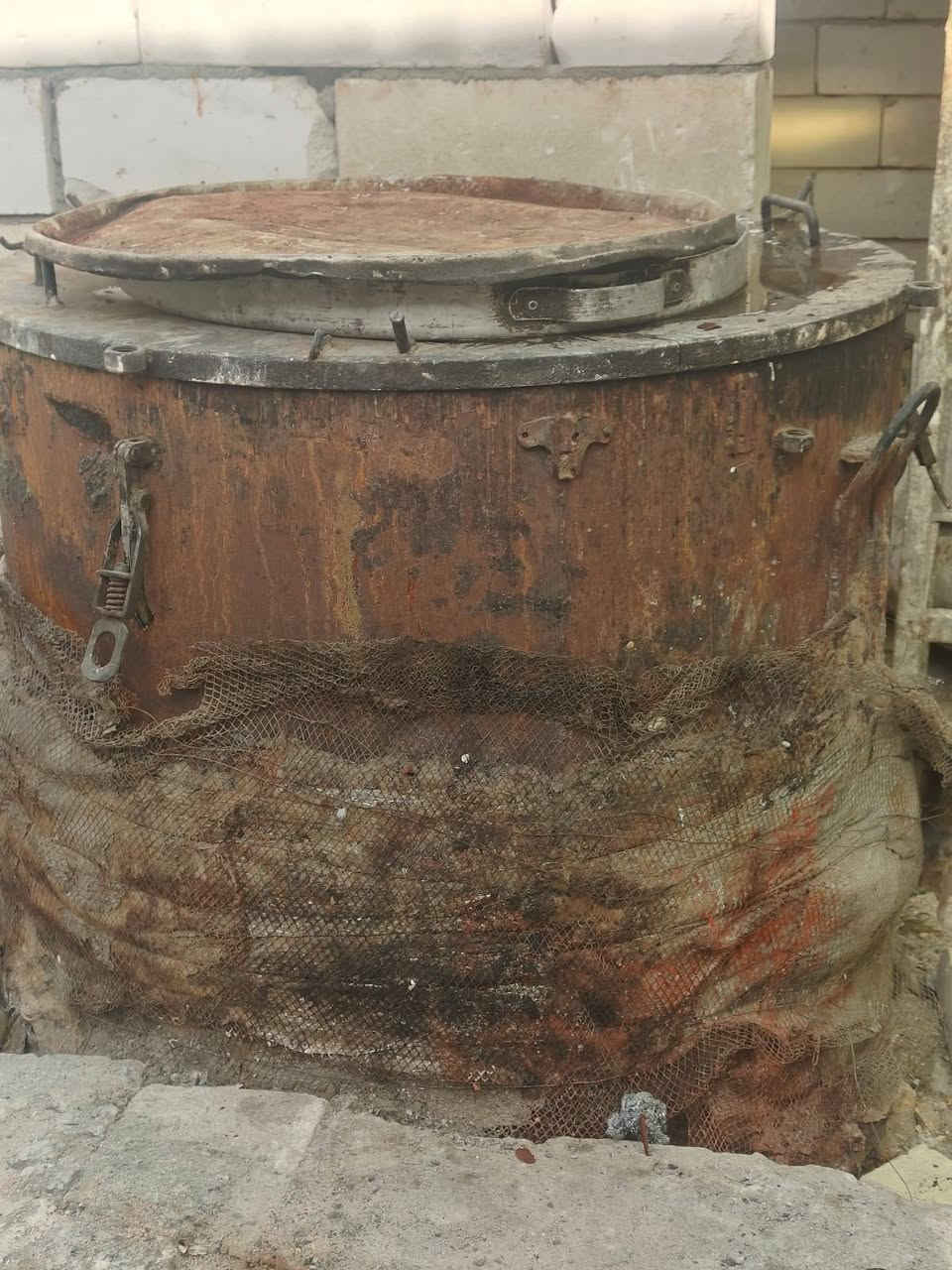 غراض مطعم مندي. تنور وملحقاته وفون ومهداره وميز. للبيع مكاني الشطره ***********
