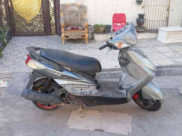 السلام عليكم سكنس فحل نوزل ياباني الدراجة كاملة كهربائياتهة شغاله محركها مكفول من التجفيت برغي ما مفتوح منه امانة الله الدراجة بحالة الرمبة كفرات نضافة 100/90 ستان كهربائي عداد شغال
رايدها ب ٨٠٠ و بيها مجال للطيبين  مكاني كاظمية هذا رقمي ***********
