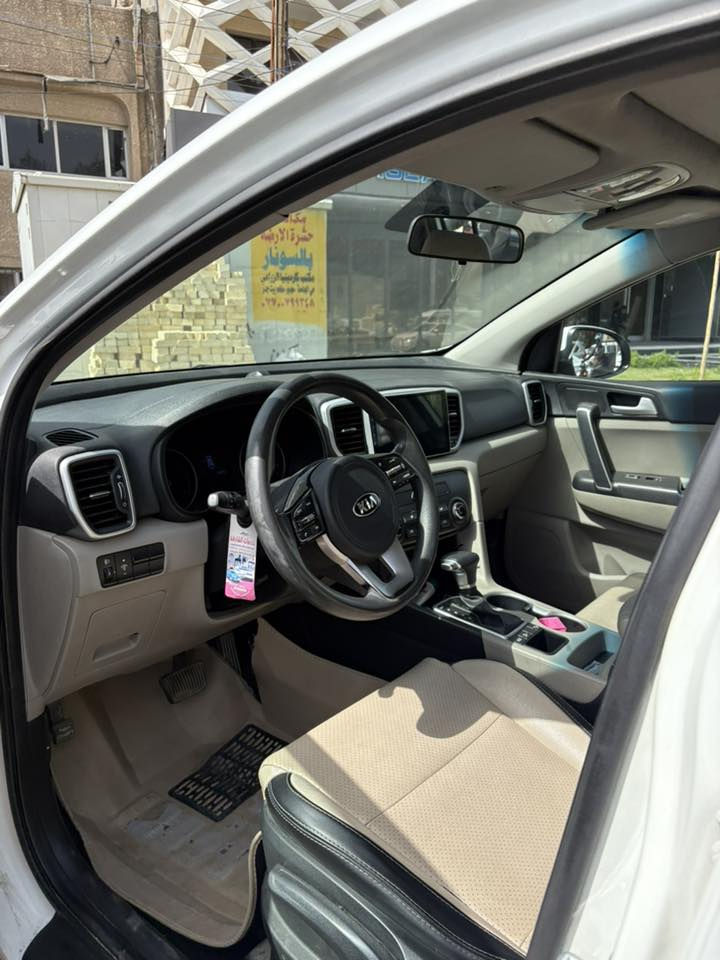 كيا سبورتج للبيع بانوراما شاشه كاميرا حساسات خلفيه كشنات جلد  والمواصفات المعروفه ماشيه 79 الف كيلو متر بيها صبغ جاملغ بدون ايرباك سعر 195 ورقه وبيها مجال للاتصال ***********
