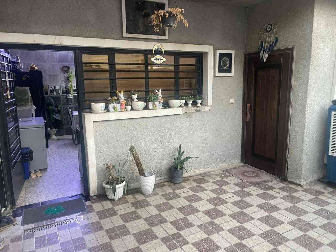 السلام عليكم
بيت للبيع في الدوره منطقة ال١٢٠ 
مساحة البيت ١٢٠ متر 
محتويات البيت 
٤ غرف نوم 
استقبال 
مطبخ 
صحيات عدد ٤ 
البيت جديد ونظيف كلش 
للاستفسار ***********
