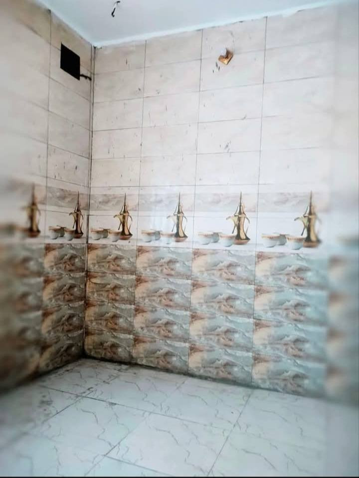 السلام عليكم بيت حي الامين الاولى المساحه 135 يحتوي على غرفتين نوم وصاله ومطبخ صحيه داخليه وخارجيه استقبال وكراج سياره السعر 40 مع المجال قليل رقم صاحب الدار***********
