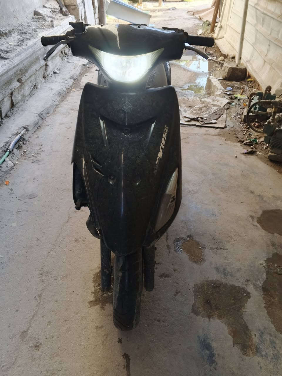 سلام عليكم دراجه هدرس ياباني للبيع متروكه بس شغاله كهربايات شغاله دراجه نضيفه عنوان بلديات ابيعلك كوم حديد
***********
