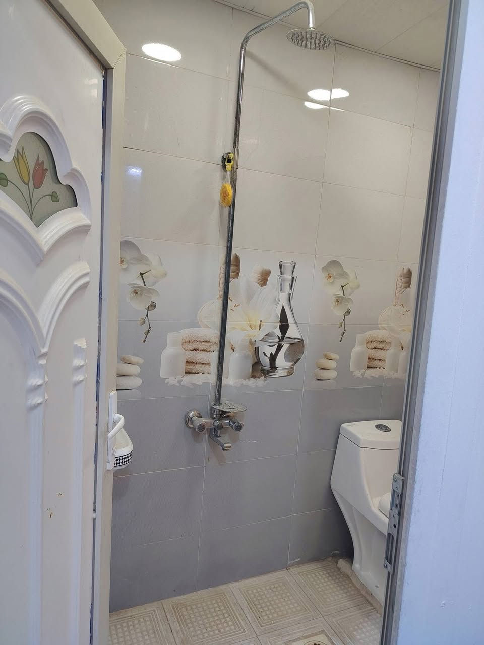 مشتمل الايجار مساحه 50 متر طابقين
2نوم وصاله وخدمات كامله 

موقع مربع الاقتصادين 

*********** ايجار 700 استفسار اكثر اتصال واتساب 📞
