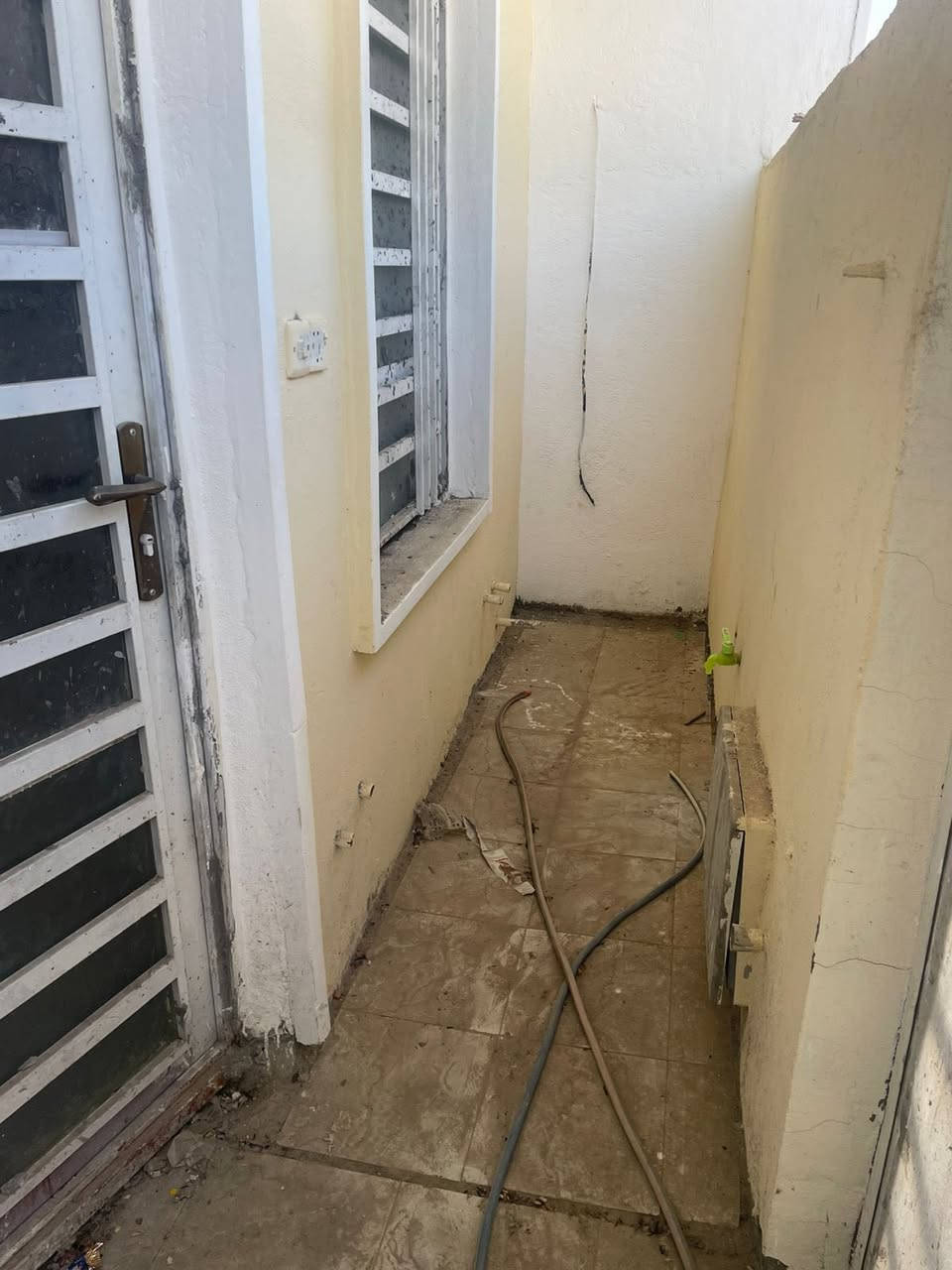 السلام عليكم
دار للايجار زراعي المساحة 100ـم  ثلاث طوابق
الطابق الاول مدخلين +استقبال +حولي كبير +غرفة نوم + صحيات
الطابق الثاني غرفتين نوم +صحيات+حولي
الطابق الثالث غرفة نوم +بيتونة وسطح
البناء حديث درجة اولئ
العنوان هورجب قرب جامع الازهري المنطقة مبلطة وماء وكهرباء 
يبعد عن شارع 60  (700) متر
ملاحضة المنطقة مسكونة بالكامل
للاستفسار اكثر الاتصال بالرقم
***********
