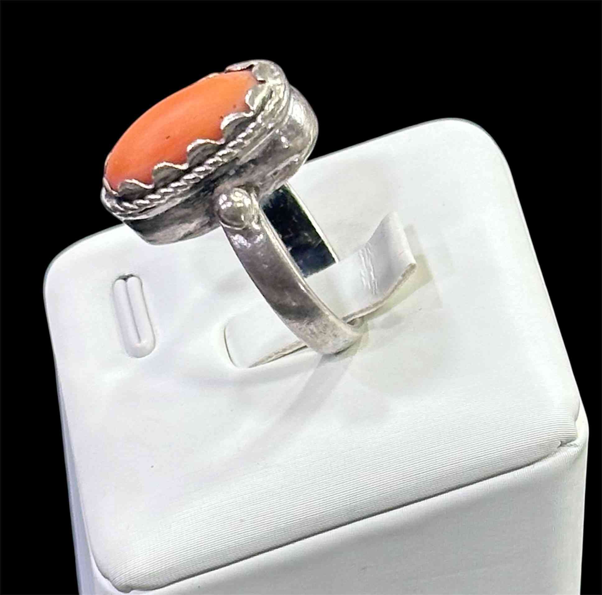 محبس    
صناعة يدوية 
-  فضة عالية /  925
- نوع الحجر  / حجر طبيعي نوع ( مرجان )
- العنوان / بغداد / الكرادة / حي الوحدة . شارع سلمان فائق  (  مجمع بازار انتيك بغداد )  
   الطابق الاول  
  للاستفسار اكثر الاتصال لاستفسار اكثر الاتصال 
  ***********        
  *********** 
واتس اب او فايبر او مراسلة الصفحة.
