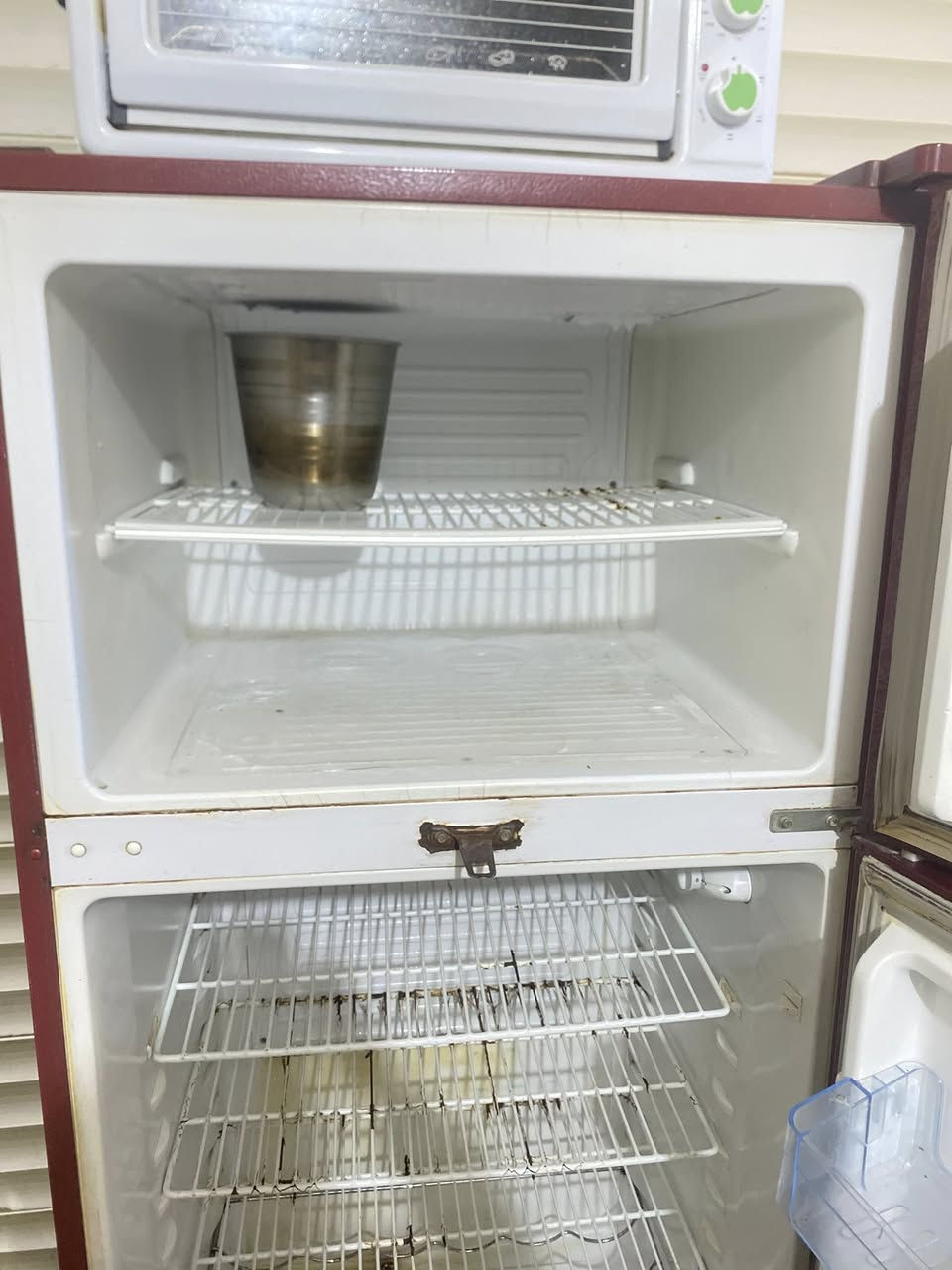 السلام عليكم عندي هاي ثلاجه اريد ابيعها ب٢٥٠ مابيها شي


**إذا كنت صاحب هذا الإعلان وتريد حذفه لأي سبب، رجاءا أرسل رسالة إلى الدعم الفني**