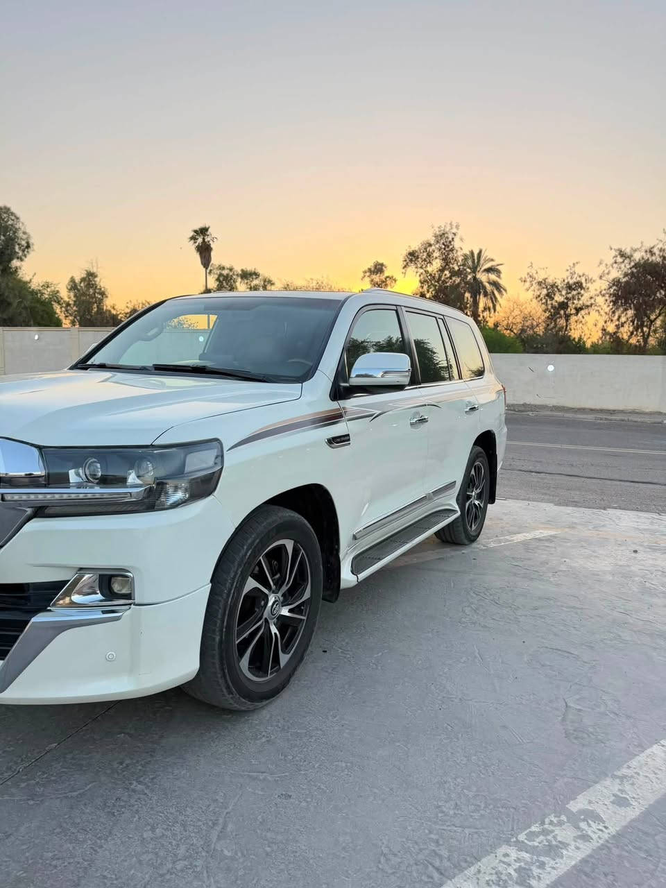 السلام عليكم للبيع فقط
تويوتا لاند كروزر 8 سلندر  VXR  موديل 2008 محدث 2021تحديث داخل وخارج 
عداد المسافه 215 الف كيلو متر سياره 
كير ومكينه كفاله 
فتحه سقف 
السياره بيها ضربه بين الباب والجاملغ جهة الصدر 
السياره مصبوغه حزام من ضمن التحديث 
بيها بعض الملاحضات للاستفسار اكثر 
الاتصال ع الرقم ***********
عنوان السياره بغداد الكاظميه 
السعر 25 الف دولار  دفترين ونص وبيها مجال
