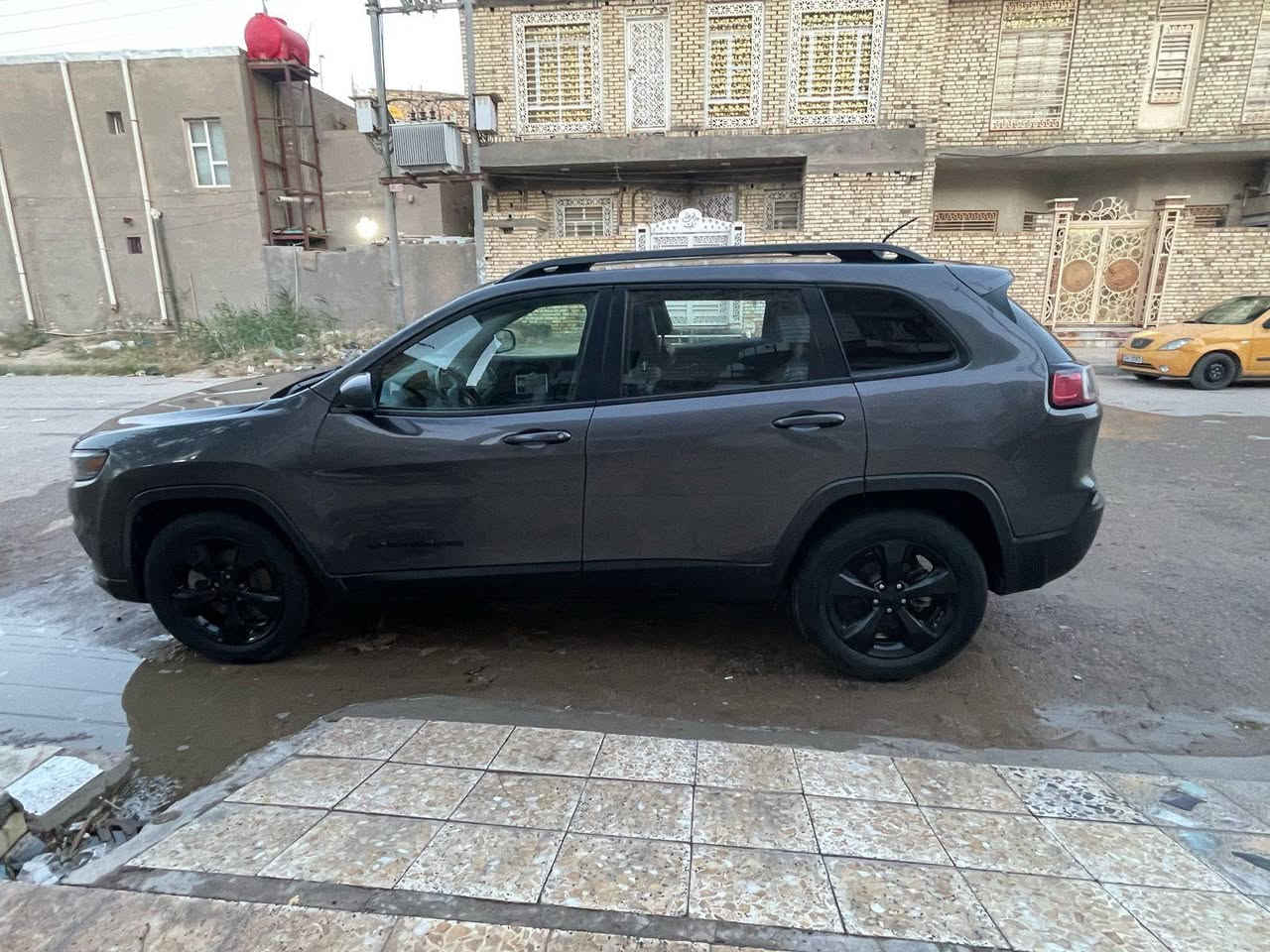 للبيع ٢٠١٩ بسمي رقم انكليزي سنويه تنتهي ٣١ ماشيه ٦٩ ما نقصه اي شي حداديه تخم تاير واتساب ***********
