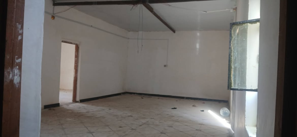 سلام عليكم دونم وبي بيت جبير البيت يتكون من 4 غرف وصاله المطبخ خارجي ديوان طول 13 عوزه لباخ بقيت دونم فارغه بي كهرباء خاصه لك  العنوان شارع الملوه اليربط بين سفوان ولخور حسينيه نواشي يبعد عن شارع تقريب 150 متر للستفسار ***********
