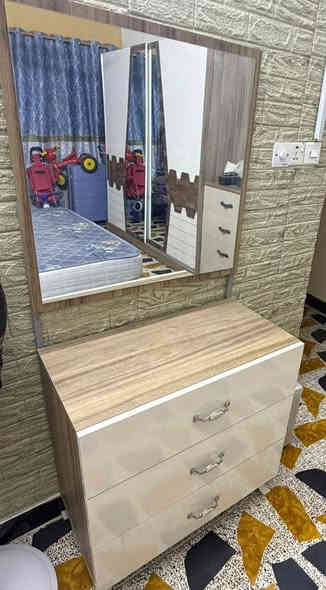 غرفة نوم تركيه الثكيله استعمال قليل جديده اي ضرر مابيهه 
السعر ٤٥٠ وبيهه مجال بسيط
العنوان الشاوي نزلة العيد
***********
