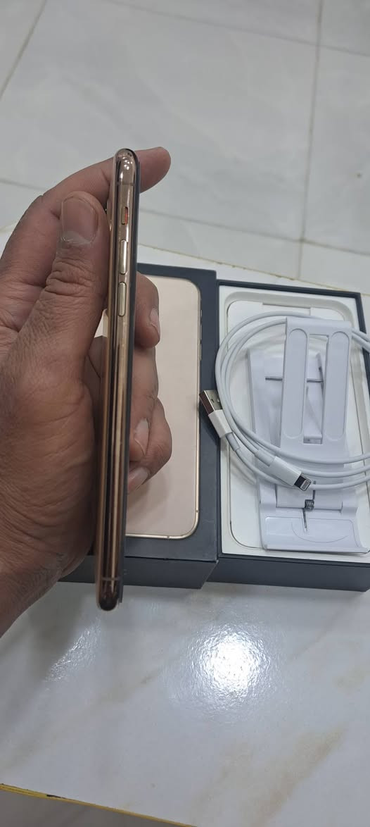 السلام عليكم. ✌️ 
ايفون ١١ برو ماكس ذهبي 
ذاكره 256 عربي شرق اوسط
 بطاريه 76 نموذج M
وتر بروڤ ملاحظه... الجهاز غير مفتوح ولامصلح 
العنوان بغداد الكماليه@ السعر ٣٧٥ الف
                     الاتصال ***********
