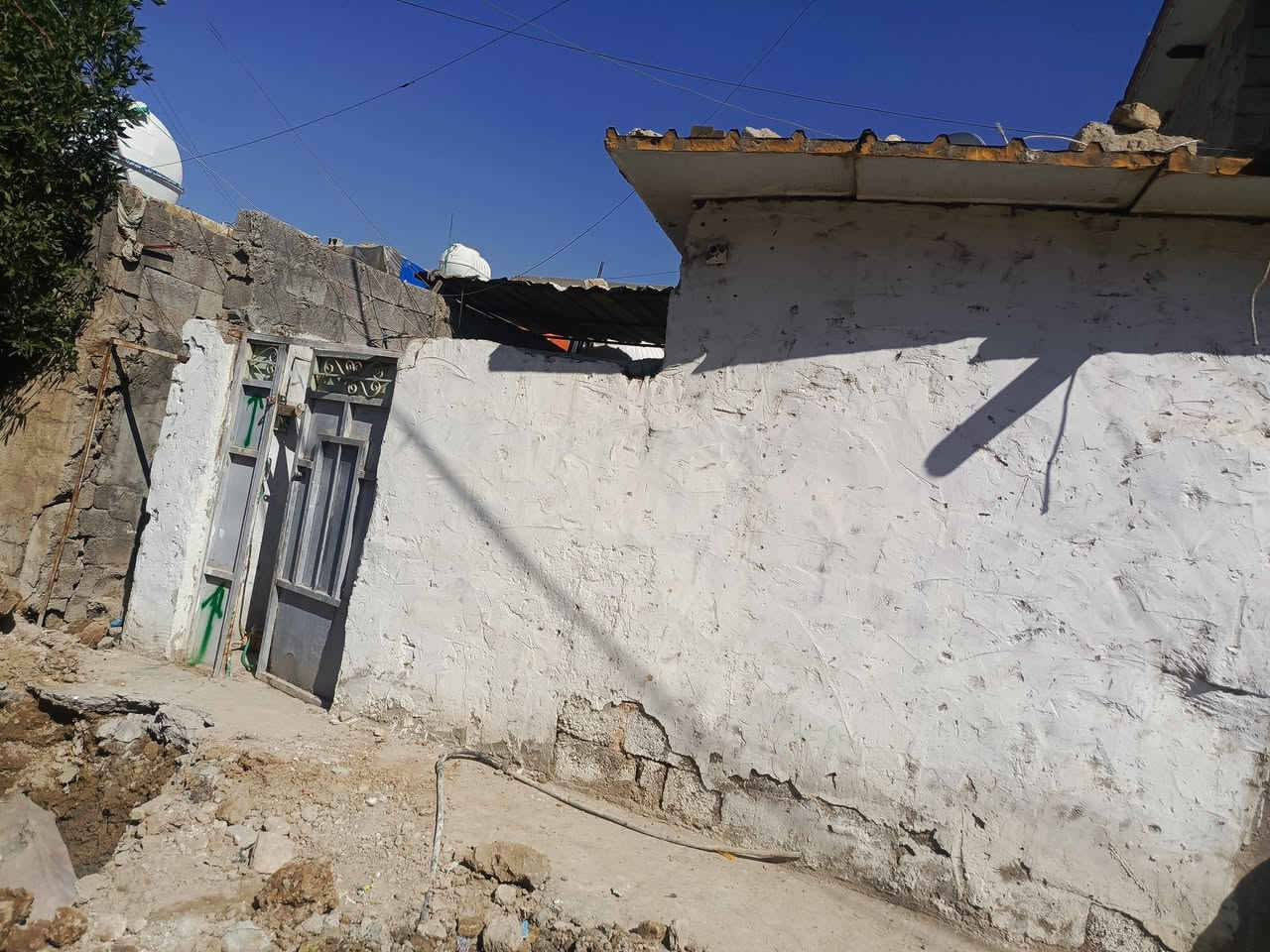 سلام عليكم بيت للبيع 50متر زراعي بمنطقه العبيدي الشهداء الثاني قرب جامع الامامين العسكريين. مي ومجاري رئيسيه السعر 15 وبي مجال شي بسيط للتواصل ***********h يوجد واتساب فقط
