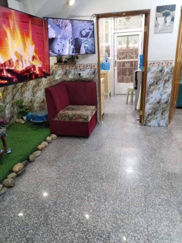 للايجار يوجد بيت حديث البناء 2022 يتكون من 3 غرف نوم و مطبخ وصاله استقبال وصحيات طابق ارضي وصحيات طابق ثاني وطرمه وبيتونه وصطح ومتوفر جميع انواع الخدمات الموقع مميز جدا ديالى بعقوبه المركز السراي كورنيش ديالى يبعد عن شارع العالم كورنيش حوالي 200 متر ويبعد على شارع العام خريسان وسوق بعقوبه المركز 150 متر موقع البيت بين شارعين مساحه البيت 105 متر يجاره 500 الف الاستفسار اكثر اتصل على رقم مكتب دلاليه الربيعي لعقار 
***********
***********
