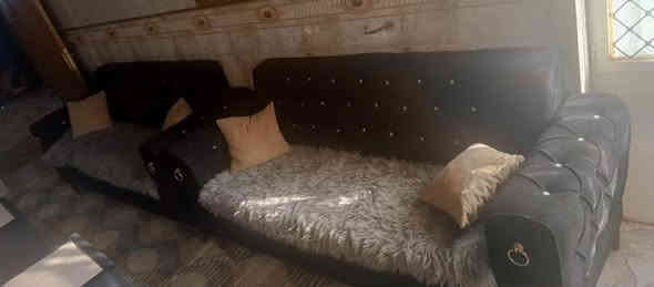 تخم 16 مقعد يتكون من 4 قنفات و 1 وصط وثنين كراسي مع 3 طبلات و 10 كوشات الاستفسار ع رقم *********** او مراسله الصفحه 
ملاحضه مستعدون لشراء كافه المواد المنزليه
