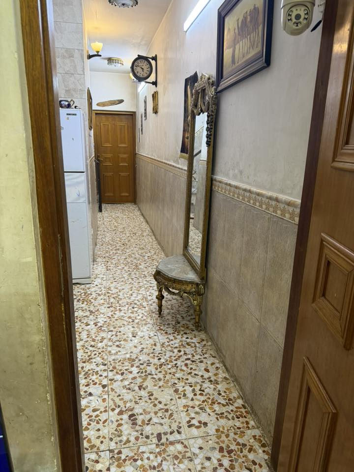 السلام عليكم بيت للبيع مساحه ١٠٠ متر ٥*٢٠ طابو صرف حي النورين خلف مركز اكد يحتوي على الطابق الاول استقبال ومطبخ وغرفه نوم وحمام خارجي وداخلي والطابق الثاني غرفه نوم وبيتونه للاستفسار على الرقم ***********
