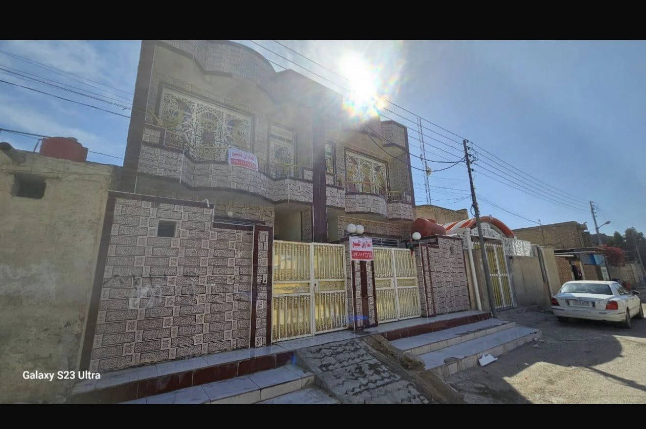 دار   للبيع
📍 الموقع: حي الخليج  
ثاني فرع من جهة شارع البتيرة  
أول بيت يم الركن

📐 المساحة: 100 متر  
🏗️ البناء: طابقين – بناء كامل

✨ تفاصيل الدار:  
▪️ الطابق الأرضي:  
استقبال مرتب  فية  ديكور   
، مطبخ بمدخل وحده، 
وغرفة نوم  
اضافة  الى  صحيات  كاملة  داخلية  وخارجية 
▪️ الطابق العلوي:  
غرفة نوم كبيرة جداً مع صالة واسعة ومريحة  
وصحيات  كاملة 

🏠 الدار كامل ونظيف نظافة عالية وجاهز للسكن فوراً
  
📄 الوضع القانوني:  
✔️ طابو صرف باسم المالك  
✔️ خالي من أي إشارة حجز
وغير  مطلوب  اي  قرض  
📞 للاستفسار الجدي فقط:  
***********
