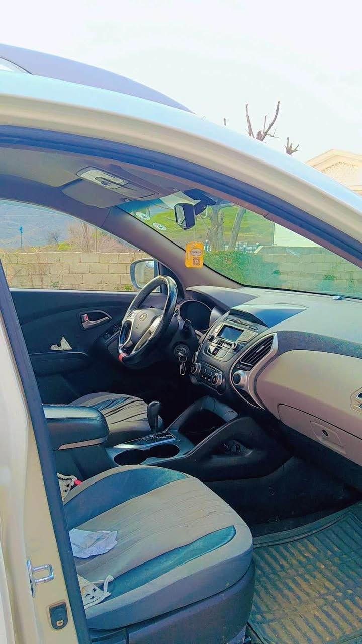 سيارة تكسون موديل 2013 
دوو سێ جێگای بچوک صبغي تيا يه 
مەکینە نەکرایتەوە و بێ عەیبە
رقم و سنوی نوێ یە تا 2030
سياره خاوينه بێ کێشەیە بێ رەقە و رەقەیە
نرخ// ١٣٥ ورقە و معاملە 
ژمارەی خاوەن // *********** اكر, نينوى
