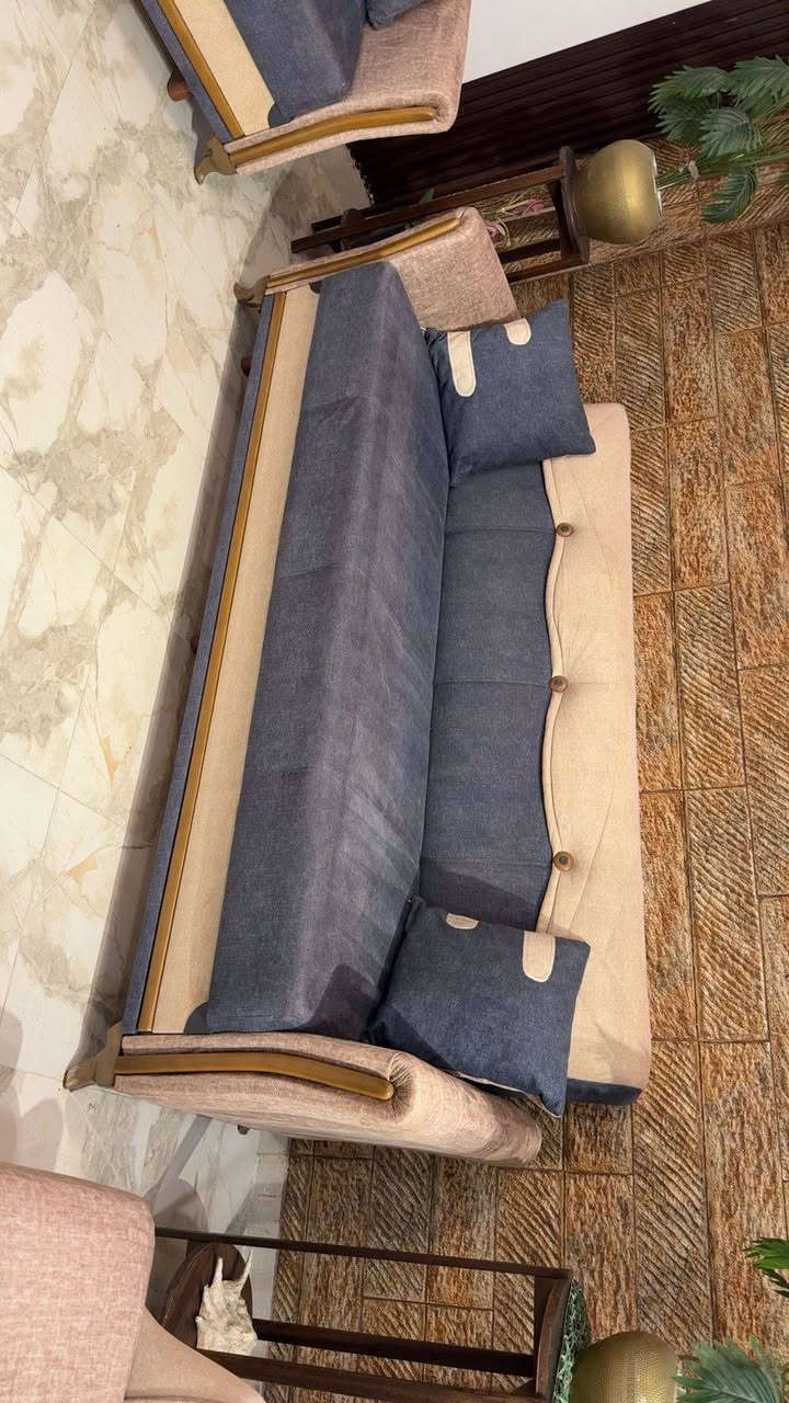 طقم كنب sofa bed 🛋️ (( 8 مقاعد ))💺
modern ✅ بمواصفات عالية جداً 💯

📍مكون من ثلاثيه 🛋️ عدد 2 و مفرده 💺عدد 2 🤍

📍نظام جكات للثلاثيات لتصبح كل قطعه عباره عن تخت 🛌 

📍 داخل كل قطعه Box 📦 للتخزين بتقسيمه عمليه جداً ✅

📍 مقاعد دانلوب "مريح جدا" 🤍

📍 أستخدام بسيط جداً " لا يُذكر " بوضع الجديد ✨

 .


**إذا كنت صاحب هذا الإعلان وتريد حذفه لأي سبب، رجاءا أرسل رسالة إلى الدعم الفني**