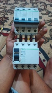 عندي ٥٠ قطه من هاذ ابي شلعه واحده القطعه ع ١٠  شنايدر لصلي  0772659659...