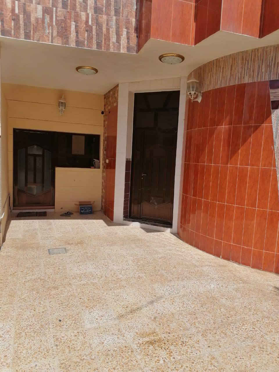 دار سكنية طابو زراعي ( حي المعلمين )شارع جامع بيت الخطيب . 200 متر مربع وجه 10 ونزال 20 .. بناء جيد جدا . الطابق الأرضي  كراج وحديقة وديوانية وغرفة نوم واحده ومطبخ ومسلك ومنور عدد 2 الارضيه مرمر كاشي المطبخ والصحيات وحزام البيت سيراميك . الطابق الاول 4 غرف نوم مع صحيات وبالكون والارضيه كاشي موزاييك . الراغبين بالشراء الاتصال بمكتب سعيد الدوسري للعقار . هيت شارع المعارض مقابل مسجد بيت الحمد . ***********
