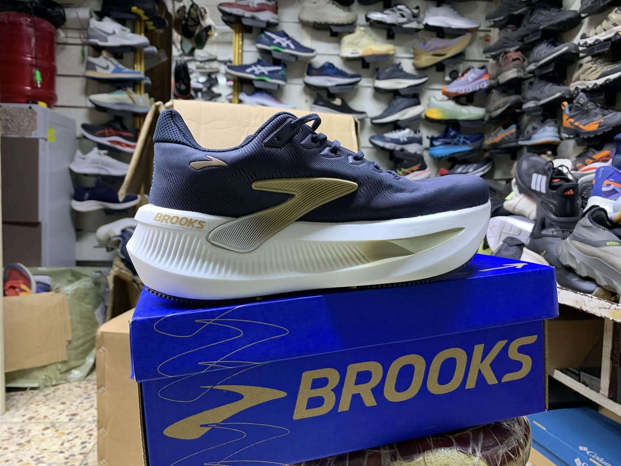حذاء brooks max 2 الاحدث 

مناسب لـ:

* المشي اليومي
* الجري الخفيف إلى المتوسط
* الاستخدام الطويل في العمل أو الجامعة
* الأشخاص الذين يقفون لفترات طويلة

من افضل الاحذية الي ممكن تقتنيها بحياتك ✅

الحجز او الاستفسار 
***********‬

