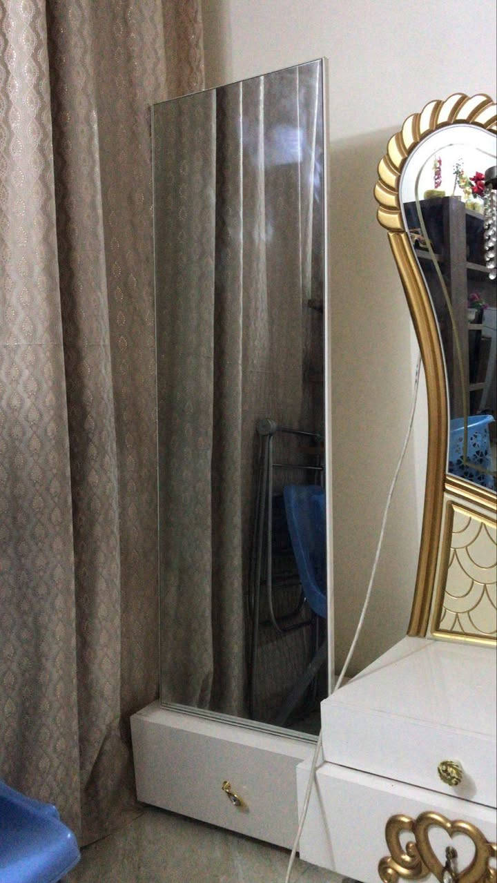 غرفه تركي 10 قطع نضيفه اي ضرر مابيه السعر ٦٠٠ وبيه مجال بسيط الشراي يتصل المكان بغداد العبيدي ***********
