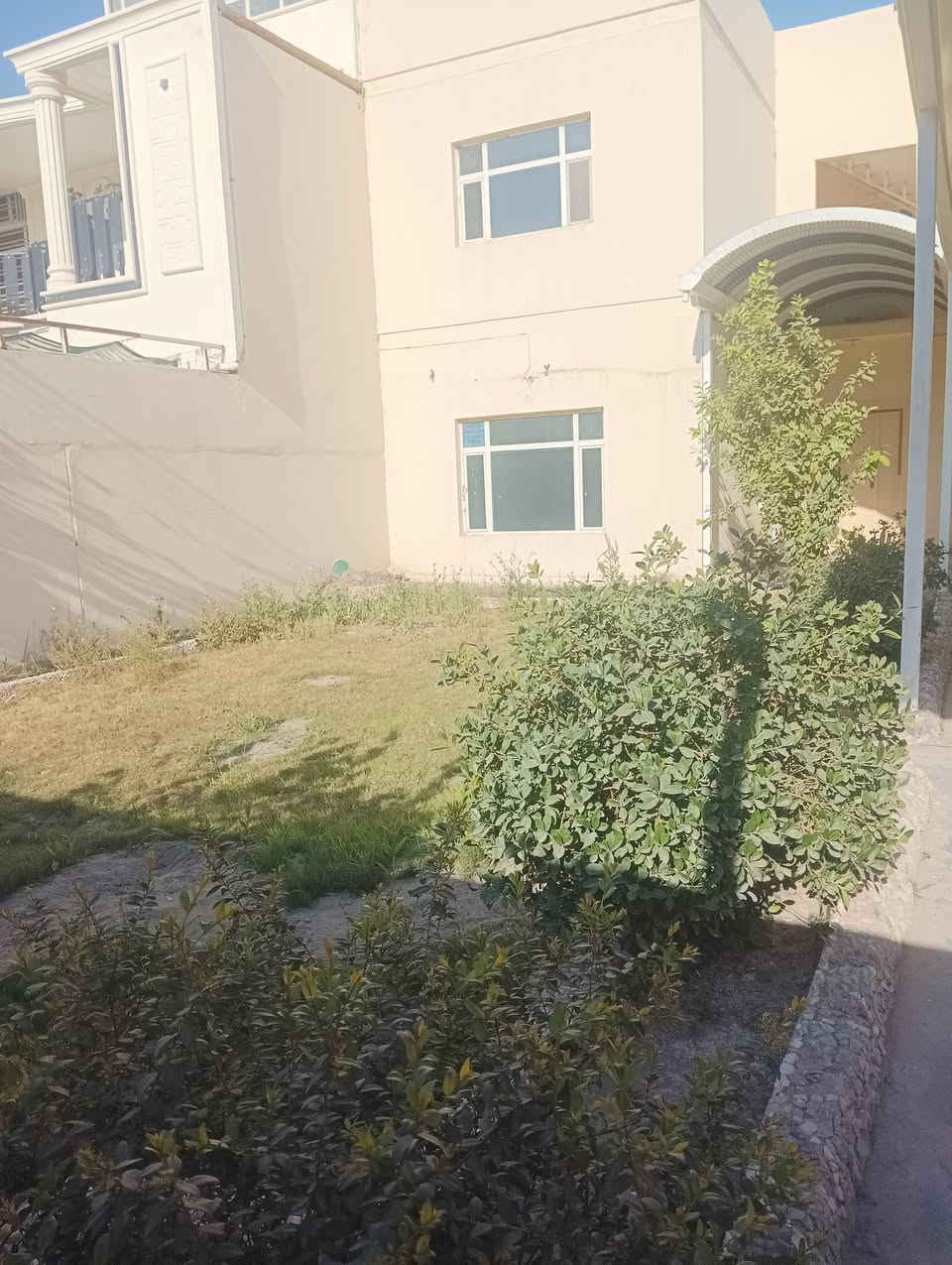 للبيع 250م موقع مميز بقرية الغدير الاولى بلوك 43 خلف السنتر مقابيله فضاء 4غرف غرف نوم صحيات 3 مسقف كيسبان الطارمه حديقه  مغلفه بالحجر السعر 285 ملاحظه - البيت فارغ
***********
اتصال+واتساب
م//بوابة الغري
