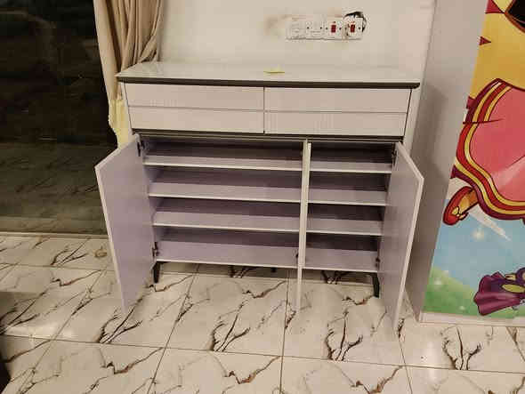 يتوفر تشكيله من الأثاث المنزلي من جزامات وميز شاشه وطبلات وسطيه وجهين ومرجوحه ثلاثيه متوفره الان في معرض الشركه الكائن طريق رفاعي نصر مجاور جامعة اوما الاهليه للاستفسار اكثر يرجى الاتصال على الارقام التاليه
***********
***********
*********** واتس فايبر تلگرام 
البيع بطريقة النقد والاقساط 
الشد والنقل داخل محافظة ذي قار مجانا
