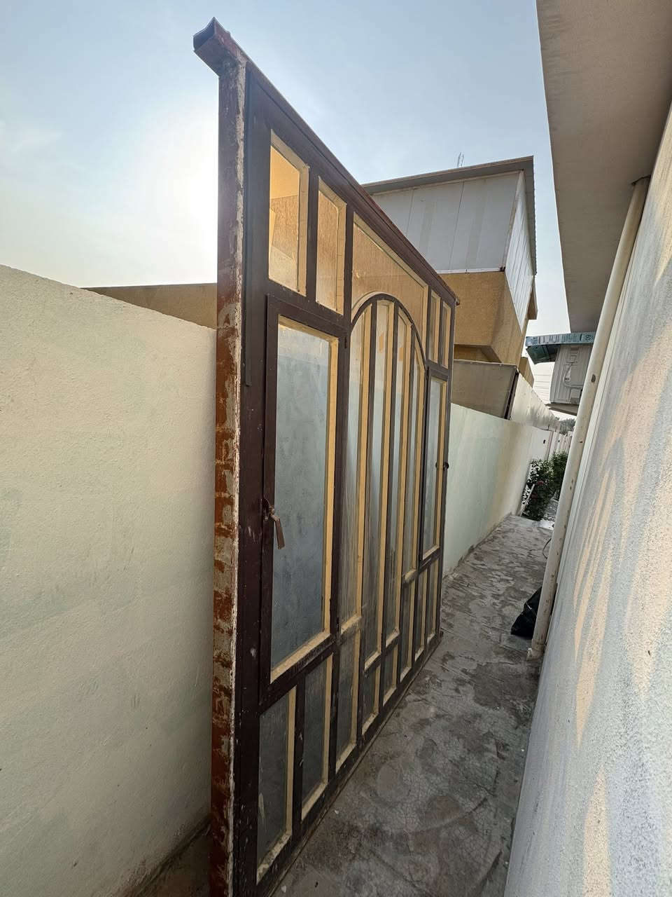 سلام عليكم شبابيك 2 مستعمله للبيع اخو الجديد مع الجام مالتهن الطول 2 ونص متر والعرض 2 متر السعر خاص او الاتصال عل رقم العنوان بغداد المدائن ***********
