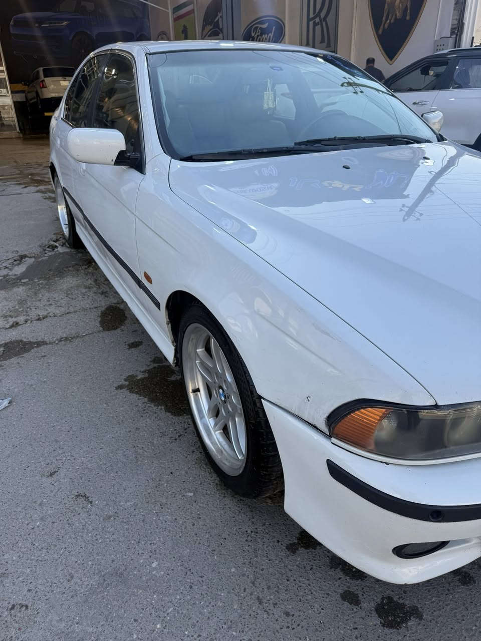 بي ام دبليو صقر E39 موديل 1999
مكينة 6 سلندر فول مواصفات

السيارة نظيفة جداً
ويل m
دركه m
داخل جلد 
كراسي كهربائي 
سياره كامله مكمله 98ورقه وبيه مجال للطيبين 
***********
