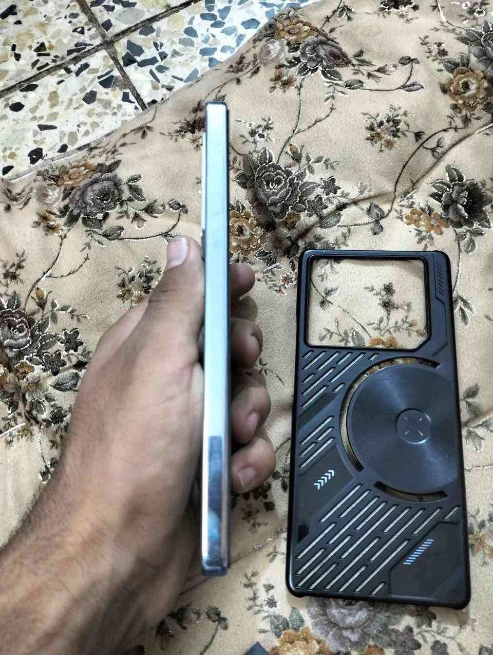 للبيع: وحش الألعاب Infinix GT 20 Pro 5G ⚡
يا الله، للبيع جهاز انفنكس جيتي 20 برو فايف جي (Infinix GT 20 Pro 5G). الجهاز غني عن التعريف، مصمم خصيصاً للألعاب والأداء العالي وبشكل خورافي مع إضاءة الـ RGB الخلفية التفاعلية.
⚙️ المواصفات الخارقة للجهاز:
المعالج: العملاق ميديا تيك Dimensity 8200 Ultimate (4nm) – طيارة بالألعاب وسلاسة مو طبيعية (يدعم فريمات عالية بلعبة ببجي وسلس جداً بدون حماوة).
الشاشة: شاشة عملاقة بمقاس 6.78 إنش AMOLED بمعدل تحديث 144Hz (أسرع وأسلس شاشة بهيج فئة سعرية، الألوان والسطوع تحت الشمس يجنن).
الذاكرة والتخزين: 256 جيجابايت مع رام 12 جيجا (وتكدر توصله لـ 24 جيجا مع الرام الافتراضي) – انسى شي اسمه تعليق أو بطء.
الكاميرا الأساسية: بدقة 108 ميجابكسل مع مثبت بصري (OIS) – تصوير 4K واضح وصافي.
الكاميرا الأمامية (السيلفي): 32 ميجابكسل لصور سيلفي قوية.
البطارية والشحن: بطارية ضخمة 5000 مللي أمبير تدعم الشحن السريع بقدرة 45 واط (يشحن بلمح البصر).
الصوت: سبيكرات ستيريو مزدوجة بتناغم من شركة JBL – صوت مجسم ونقي يفيدك بتحديد الاتجاهات بالألعاب.
📱 حالة الجهاز وملحقاته: الجهاز كامل ملحقات و الجهاز بحالة جدا ممتازة جدا نضيف كارتونة و شاحنه و حافضة و كيبل و كلشي مناقصة الجهاز للبيع فقط السعر  (350)  و بي مجال حك الجية احسب حسابك ماخذ جهاز جديد جدا 
المكان بغداد الغزالية 
الرقم وتساب متواجد و اتصال *********** بغداد, العراق
