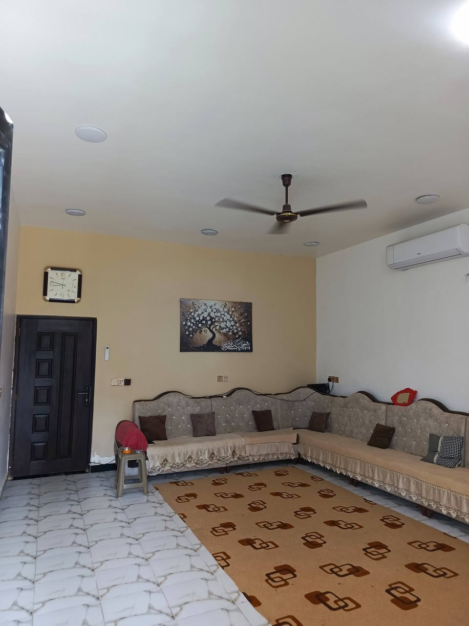 السلام عليكم دار 100 متر طابق اول بناء جديد سند 25 الدوره البعيثه منطقه الفرحان شارع الثالث السعر قفل 57مليون ***********
