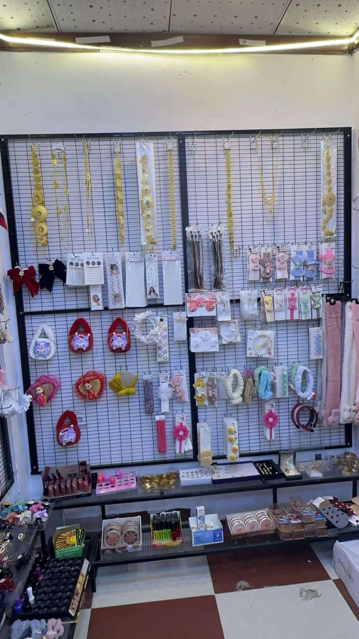 محل اكسسوارات الي داخل محل لبيع فقط مع حديدالسعر مليونين و200الف الي يحب يستفسر على رقم ***********
