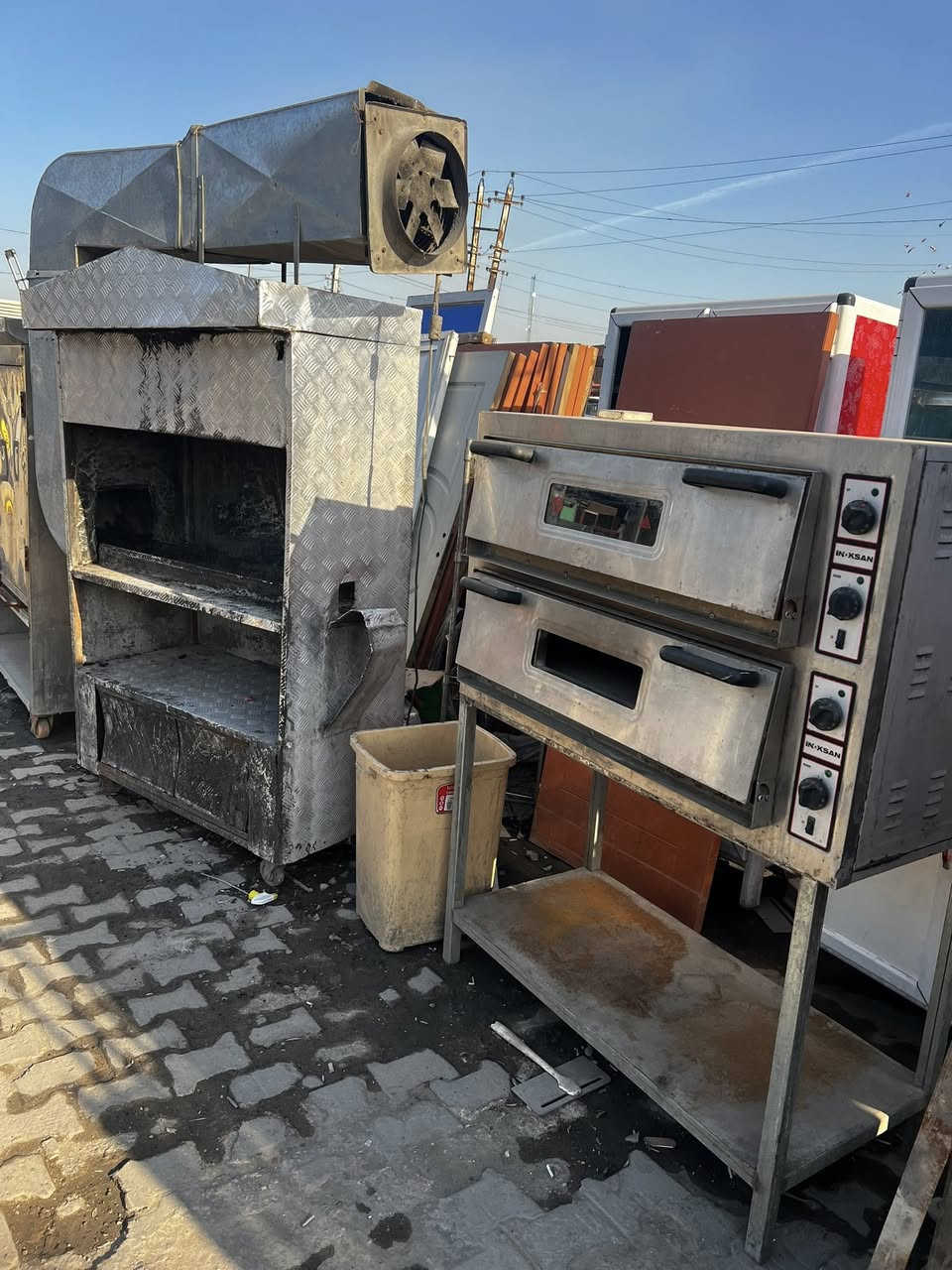 سلام عليكم 
مستعدون لتجهيز كافة المطاعم و الفنادق 
بيع و شراء جمع الأغراض المستخدمه
سيد مصطفى.        ( ***********)
