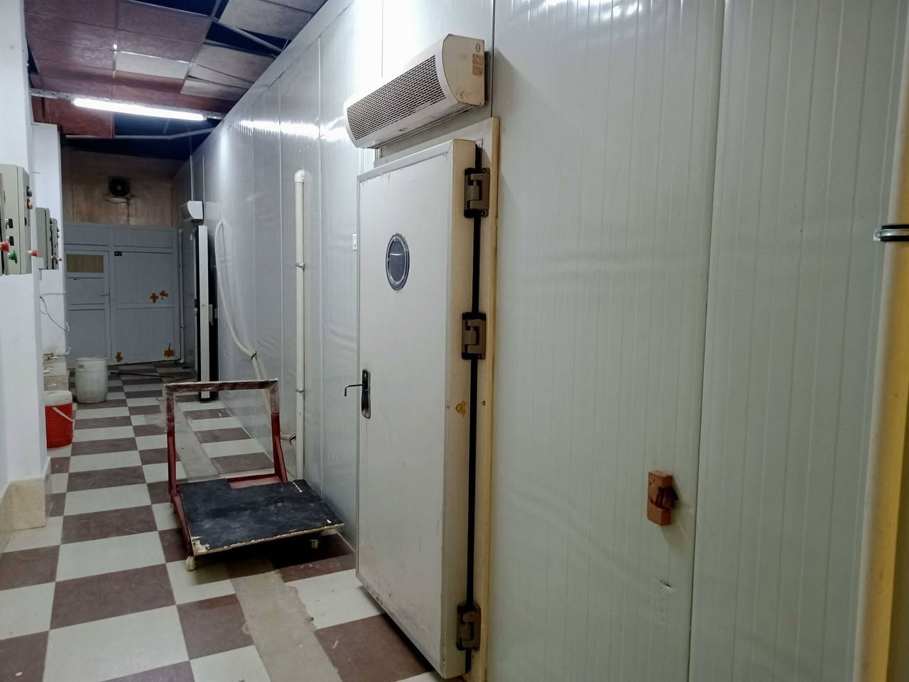 براد ارضي للبيع الطول 14 م والارتفاع 3م العرض 5م أربع  كمريسرات واحد بطحي و3 عمودي 10طن له بابين وقاطع بالمنتصف. مشتغل سنتين فقط وحاليا مفصخ  .السعر 150 ورقة  ***********  في كركوك....
