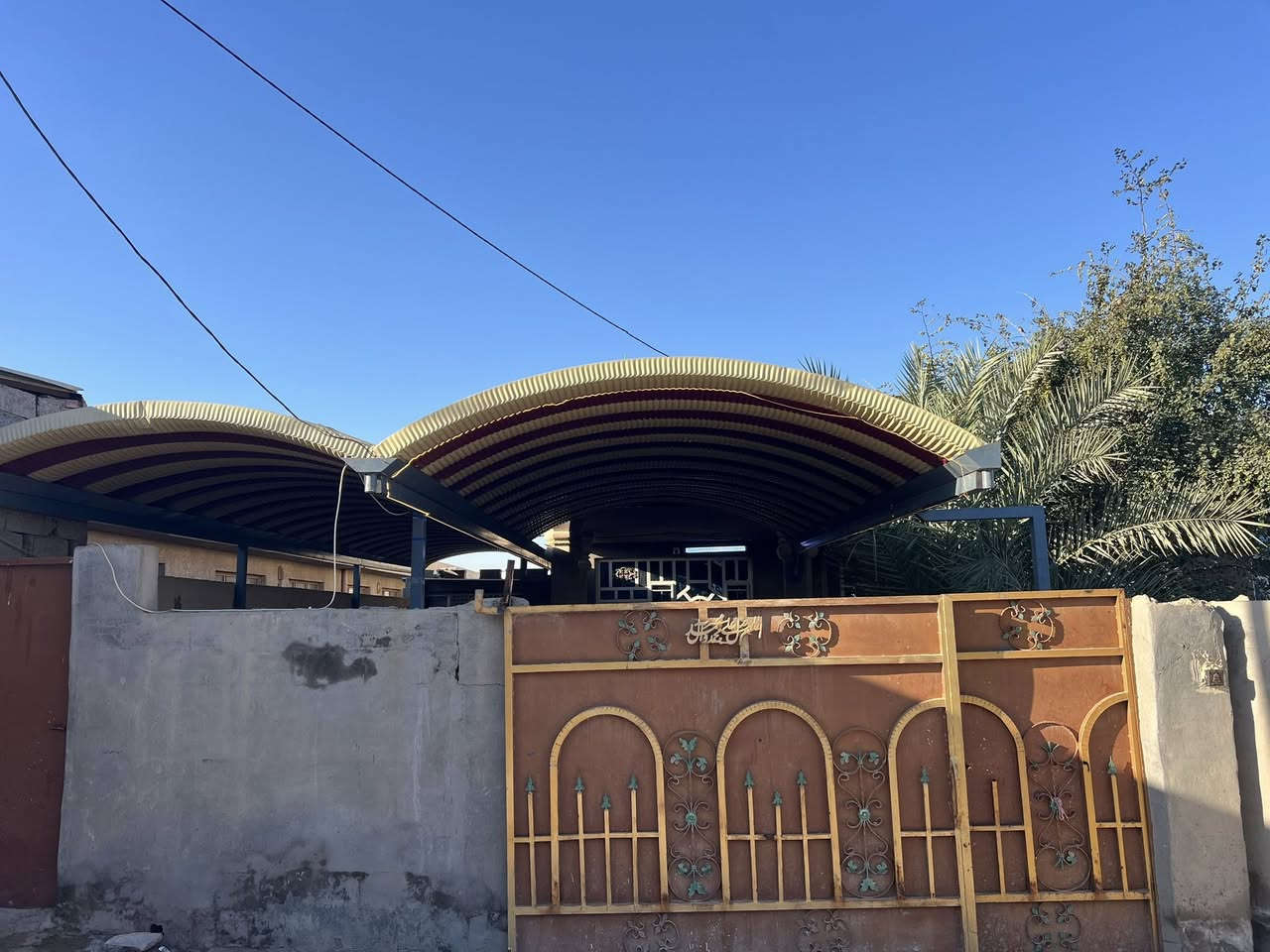 السلام عليكم بيت البيع مساحته الكلي 550 والبناه 260 طابو ع 25 
غرف 2جوه و2 فوك
حمامات 3 2 فوك واحد جوه
مطبخ 2 حار وبارد
صاله
هول
ستقبال 
قرب سيطرت الج بشارع جامع  عتره المصطفى منطقه سويدي
 
التصال ***********
