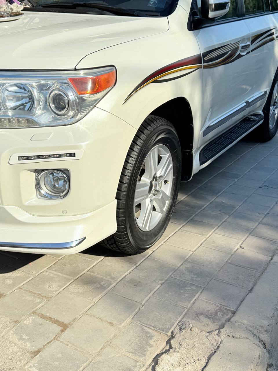 سلام عليكم
تويوتا لاندكروز 
موديل 2013 
السياره جديد جدا 
أخت الزيرو ماشيه 73 ألف 
حقيقي شرط الفحص استخدام شخص واحد فقط من 2013 لحد الآن مكينه 8 أسلندر 4600  مكفولة كفاله عامه من كلشي 
مواصفات شركه ساز باب أول 
رقم اربيل الدولي تحويل ثاني يوم 

السعر عند الاتصال 
الهاتف ***********
مكان السياره بغداد شارع فلسطين
