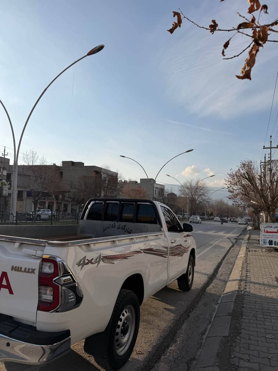 تويوتا هايلوكس تاك 2020 سياره كي زور خاوين جوانه نمونه يه له جواني 124 هه زار حقيقي رويشتووه دينار مه سروفي تيدانيه هه موو له سه ر ده قي شه ريكه يه گئر مه كينه كارابايات ته قه و ره قه ي به شه رته بي بوياغه ٢ په له ساردي هه يه 
*********** أربيل, العراق
