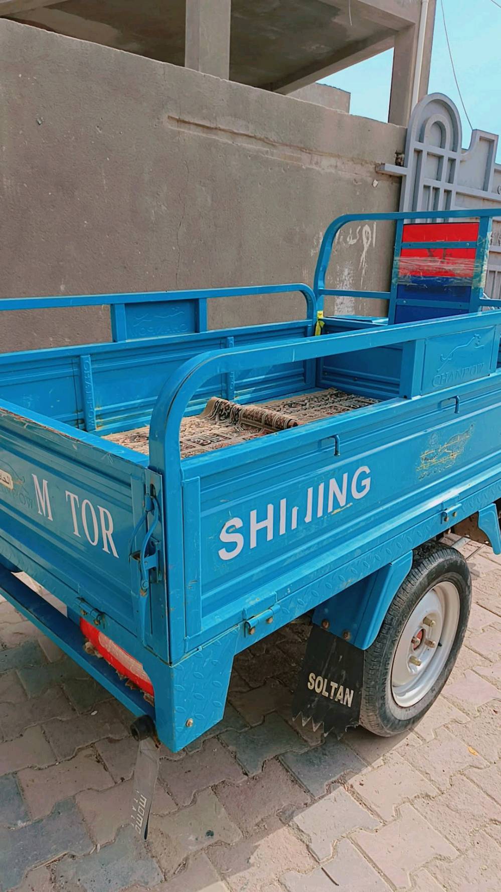 التكتك هذا لون أزرق ونظيف مع مساحة تحميل واسعة، مثالي لنقل البضائع داخل المدينة. صيانته جيدة ويحتوي على أربعة عجلات لضمان استقرار وقيادة ممتازة.