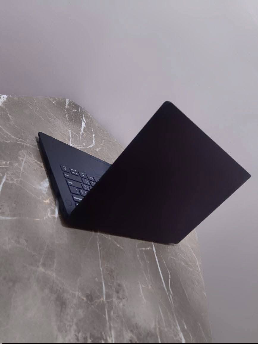 للبيع: وحش الأداء الاقتصادي - Lenovo K14 GEN 1 (نظيف جداً)
الحالة: مستخدم شهر واحد فقط (شبه جديد) بنظافة ممتازة.
​🚀 المواصفات التقنية:
ـــــــــــــــــــــــــــــــــــــ
​المعالج: AMD Ryzen 5 5600U (أداء قوي وسريع جداً للمهام المتعددة).
ــــــــــــــــــــــــــــــــــــــ
​كرت الشاشة: AMD Radeon Vega 7 - 4GB.
​الذاكرة (RAM): 12GB DDR4.
ـــــــــــــــــــــــــــــــــــــ
​التخزين الداخلي: SSD 256GB (لإقلاع فائق السرعة للنظام).
ـــــــــــــــــــــــــــــــــــــ
​التخزين الإضافي: هارد خارجي سعة 512GB (مساحة كبيرة لملفاتك وألعابك).
ـــــــــــــــــــــــــــــــــــــ
​الشاشة: 14.1 بوصة FHD بألوان ممتازة وحواف نحيفة جداً.
ـــــــــــــــــــــــــــــــــــــ
​🎮 أداء الألعاب (Gaming):. 🔥
​الجهاز يشغل باقة من أقوى الألعاب الشهيرة بسلاسة:
​GTA V
ـــــــــــــــــــــــــــــــــــــ
​Fortnite (فورتنايت)
ـــــــــــــــــــــــــــــــــــــ
​PUBG (ببجي)
ـــــــــــــــــــــــــــــــــــــ
​Minecraft (ماينكرافت)
ـــــــــــــــــــــــــــــــــــــ
​Forza Horizon (فورزا)
ـــــــــــــــــــــــــــــــــــــ
​Counter-Strike 2 (CS2)
ـــــــــــــــــــــــــــــــــــــ
​Valorant (فالورانت) 
ـــــــــــــــــــــــــــــــــــــ
​Euro Truck Simulator 
ـــــــــــــــــــــــــــــــــــــ
​🎁 الهدايا والملحقات:
ـــــــــــــــــــــــــــــــــــــ
​عند الشراء، ستحصل مجاناً على:
ـــــــــــــــــــــــــــــــــــــ
​1-ماوس (Mouse) مميز
ـــــــــــــــــــــــــــــــــــــ
​2-ماوس باد (Mouse Pad)
ـــــــــــــــــــــــــــــــــــــ
​3-حقيبة لابتوب أصلية للحماية.
ـــــــــــــــــــــــــــــــــــــ
​4-الشاحنة الاصلية اكيد
ـــــــــــــــــــــــــــــــــــــ
​💰 السعر: 400 ألف دينار (قابل للتفاوض البسيط للجادين).

​📍 المكان: [صلاح الدين الشرقاط ]
ـــــــــــــــــــــــــــــــــــــ
​📞 للتواصل والاستفسار: [***********]
ـــــــــــــــــــــــــــــــــــــ
​ملاحظة للمشتري: الجهاز يجمع بين النحافة (Super Slim) والقوة، مثالي جداً للدراسة، البرمجة، وبالأكيد الألعاب.
