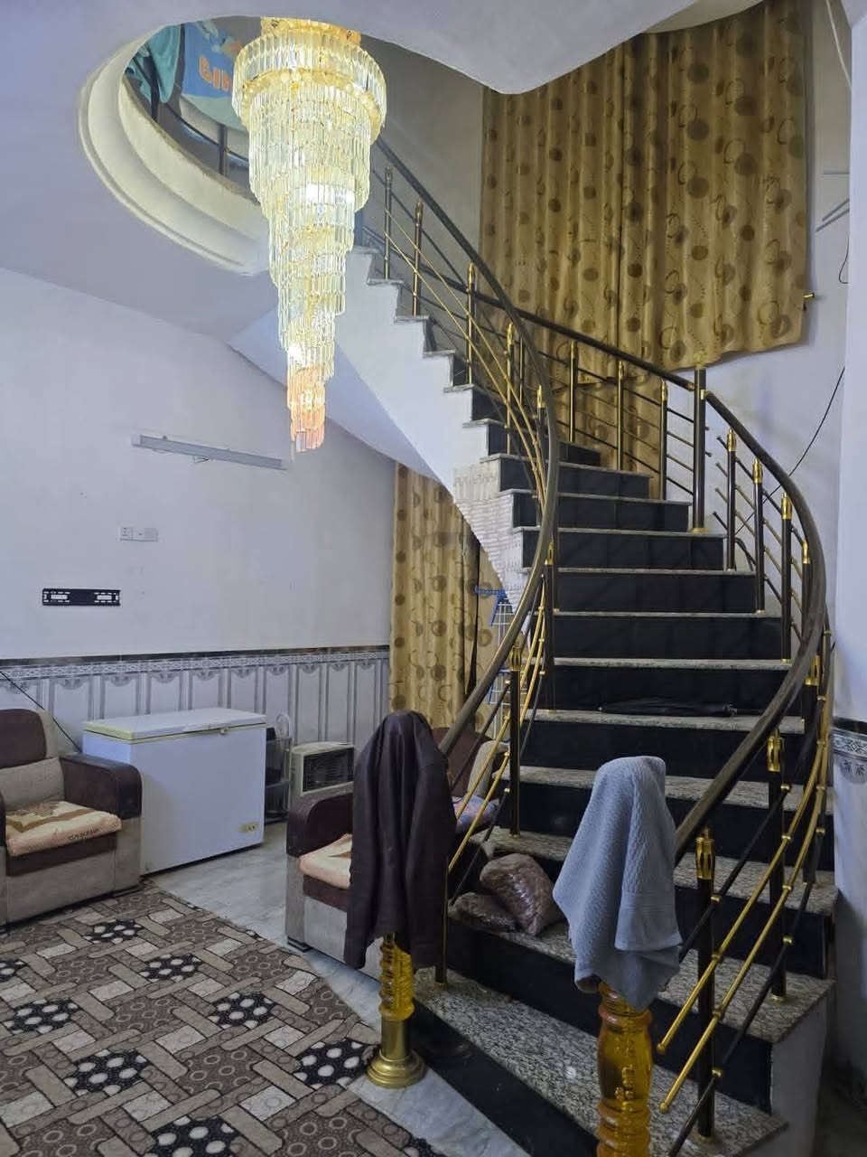 بيت طابو صرف مساحتة ٢٨٨ بناء حديث طابقين المكان الثورة الثانيه مقابيل دور الظباط داخل الفرع  عالي عن الشارع وسيراميك كامل كله حديث  البيت ٥ غرف  فوك من ضمنها مشتمل معزول ومحل كلها من ضمن البيت واليشتري يكدر ايسوي ٣ مشتملات  السعر ١٩٥ خدمات كامله تبليط ومجاري ومي السعر ١٩٥ وبي مجال للاستفسار اكثر اتصل علرقم ***********
