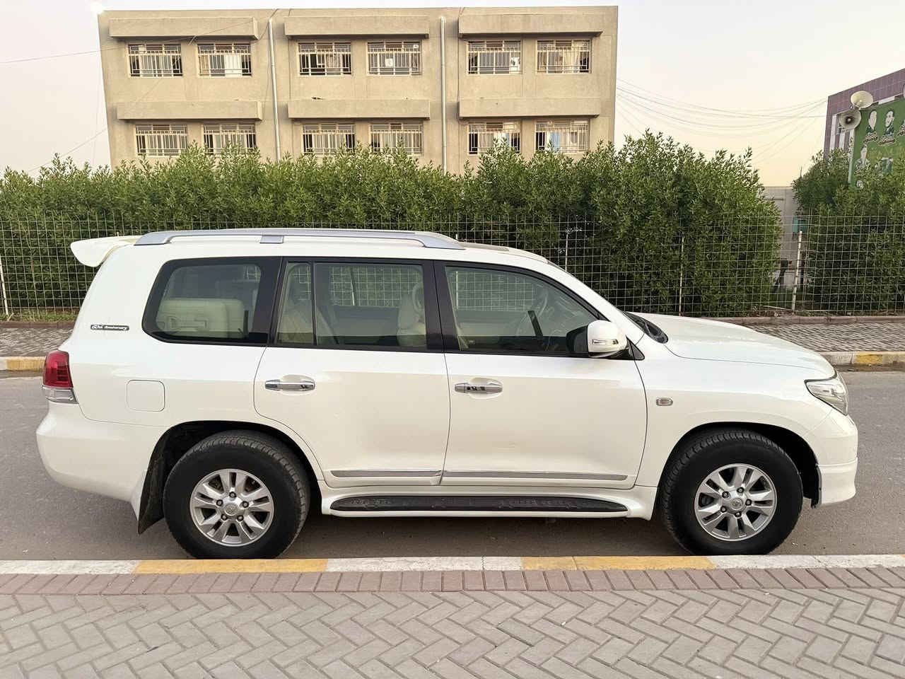 السلام عليكم لاندگروز 2011 ستينيه للبيع معروفه مواصفات الستينيه
السياره بيهه رصعات بسيطه وبارد گد شبر بالچاملغ الامامي الايمن

السعر:335$

للأستفسار:***********
